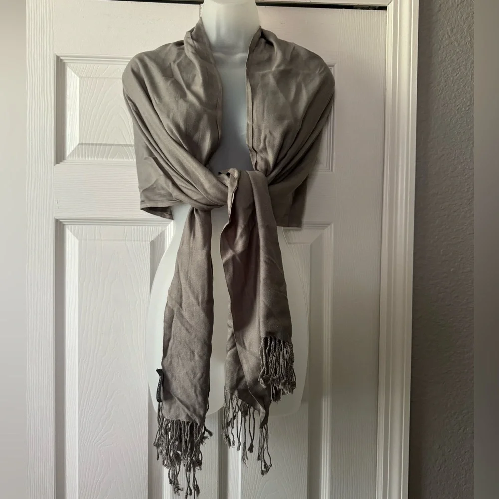🌷 Jones New York Grey Evening Scarf Wrap